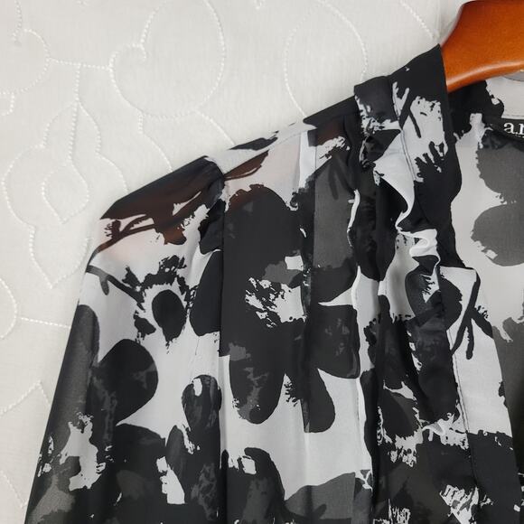 a.n.a Womens Blouse Size PM Black White Floral Sheer Button Front 3/4 Sleeve - Picture 7 of 12